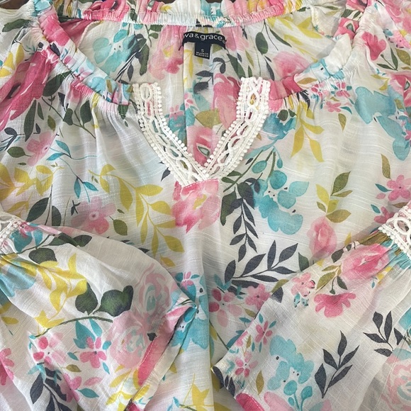 Ava & Grace Women's Floral Blouse Bell Sleeves. - Picture 2 of 2